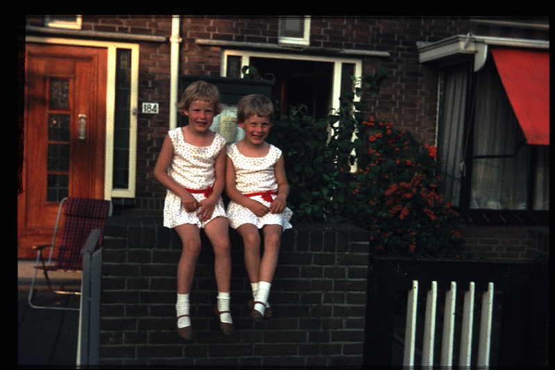 08.Delft aug 1968 Brigitte,Marion.JPG